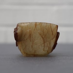 Een Chinese jade libation cup in de vorm van een lotusblad, 18/19e eeuw — foto 9