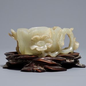 Een Chinese jade libation cup in de vorm van een lotusbloem, 18/19e eeuw — foto 4