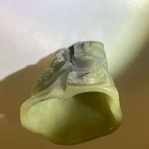 Een Chinese jade penselenbeker en een figuur van Guanyin, Qing — foto 18