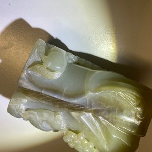 Een Chinese jade penselenbeker en een figuur van Guanyin, Qing — foto 20