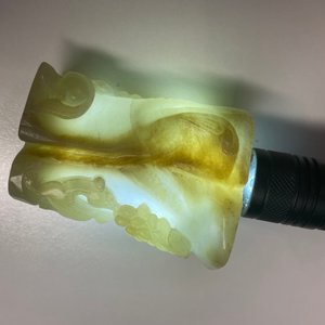 Een Chinese jade penselenbeker en een figuur van Guanyin, Qing — foto 21