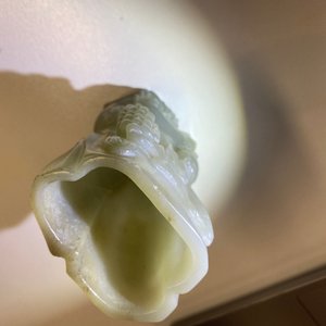 Een Chinese jade penselenbeker en een figuur van Guanyin, Qing — foto 22