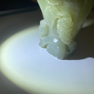 Een Chinese jade penselenbeker en een figuur van Guanyin, Qing — foto 25