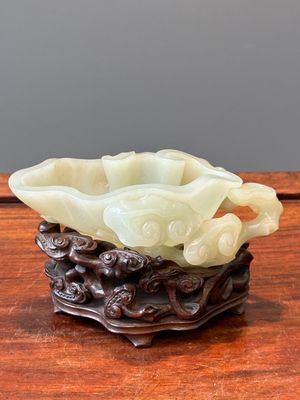 Een Chinese jade penselenwasser op houten sokkel, 19/20e eeuw — foto 1