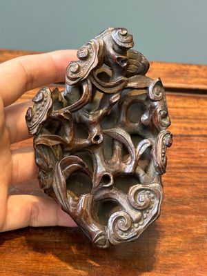 Een Chinese jade penselenwasser op houten sokkel, 19/20e eeuw — foto 13