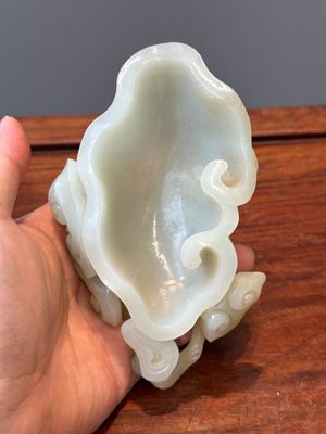 Een Chinese jade penselenwasser op houten sokkel, 19/20e eeuw — foto 5