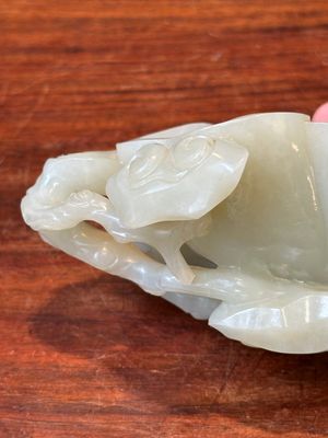 Een Chinese jade penselenwasser op houten sokkel, 19/20e eeuw — foto 7