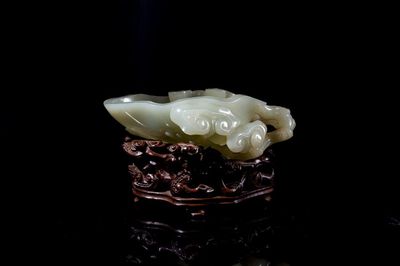 Een Chinese jade penselenwasser op houten sokkel, 19/20e eeuw