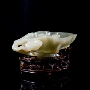 Een Chinese jade penselenwasser op houten sokkel, 19/20e eeuw — foto 2
