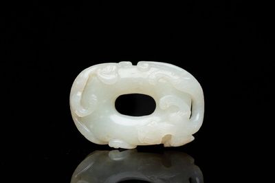 Een Chinese jade sculptuur met twee chilongs, Qing
