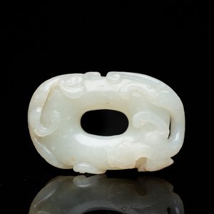Een Chinese jade sculptuur met twee chilongs, Qing — foto 1