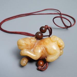 Een Chinese jade 'twin fish' vaas en een model van een hond in roestkeurige jade, 19/20e eeuw — foto 8