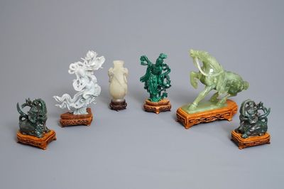Een Chinese jade vaas en een groep hardstenen figuren, 19/20e eeuw