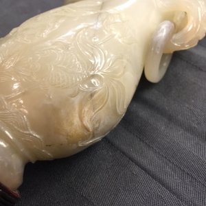 Een Chinese jade vaas en een groep hardstenen figuren, 19/20e eeuw — foto 20