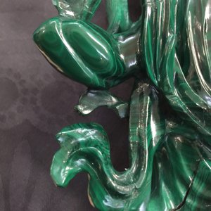 Een Chinese jade vaas en een groep hardstenen figuren, 19/20e eeuw — foto 24