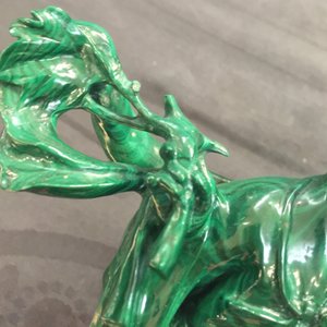 Een Chinese jade vaas en een groep hardstenen figuren, 19/20e eeuw — foto 27
