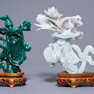 Een Chinese jade vaas en een groep hardstenen figuren, 19/20e eeuw — foto 3