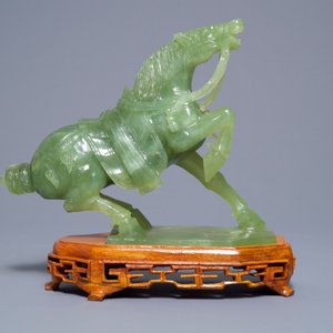 Een Chinese jade vaas en een groep hardstenen figuren, 19/20e eeuw — foto 5