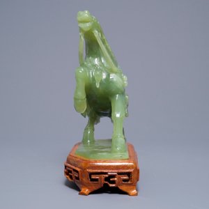 Een Chinese jade vaas en een groep hardstenen figuren, 19/20e eeuw — foto 6
