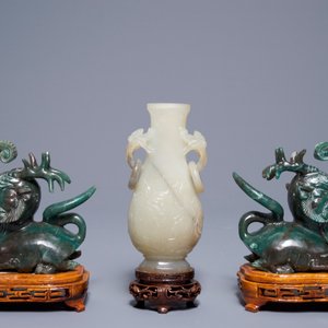 Een Chinese jade vaas en een groep hardstenen figuren, 19/20e eeuw — foto 8