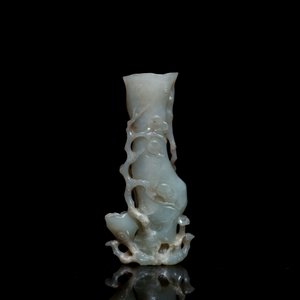 Een Chinese jade vaas op opengewerkte sokkel, Qing — foto 5