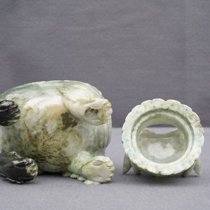 Een Chinese jadeïet wierookbrander in de vorm van een luduan, 19/20e eeuw — foto 18