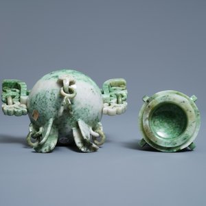 Een Chinese jadeïet wierookbrander met deksel op houten sokkel, Republiek — foto 7