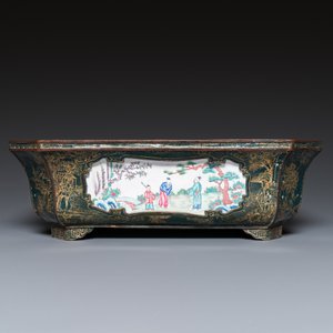 Een Chinese jardinière in met goud opgehoogd donkergroen Canton email met vier plaquettes, Qianlong/Jiaqing — foto 4