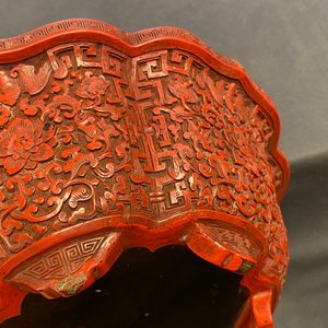 Een Chinese jardinière in rood lakwerk, Yongzheng/Qianlong — foto 23
