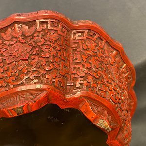 Een Chinese jardinière in rood lakwerk, Yongzheng/Qianlong — foto 24