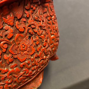 Een Chinese jardinière in rood lakwerk, Yongzheng/Qianlong — foto 29