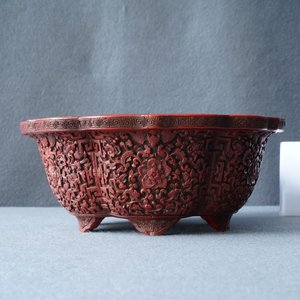 Een Chinese jardinière in rood lakwerk, Yongzheng/Qianlong — foto 9
