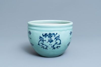 Een Chinese jardinière met blauw-wit decor op celadon fondkleur, Qianlong
