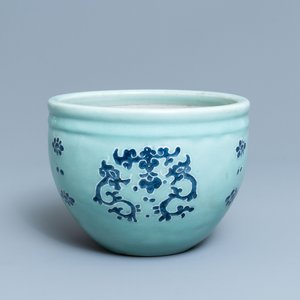 Een Chinese jardinière met blauw-wit decor op celadon fondkleur, Qianlong — foto 1