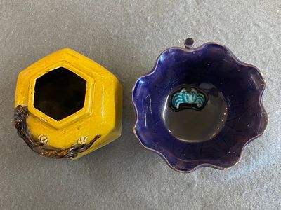 Een Chinese jaune biscuit penselenwasser en een aubergine-geglazuurde waterdruppelaar, Kangxi — foto 1