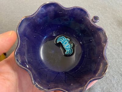 Een Chinese jaune biscuit penselenwasser en een aubergine-geglazuurde waterdruppelaar, Kangxi — foto 6