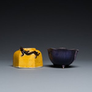 Een Chinese jaune biscuit penselenwasser en een aubergine-geglazuurde waterdruppelaar, Kangxi — foto 2