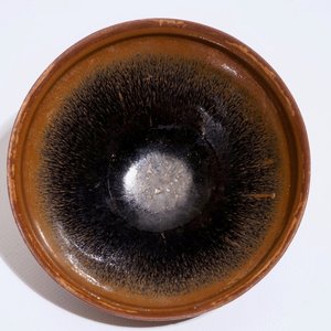 Een Chinese Jian theekom met "Hazenvacht" glazuur in zwart en bruin, Song — foto 1