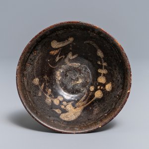 Een Chinese Jizhou kom met slibdecor van een feniks, Song/Yuan — foto 1