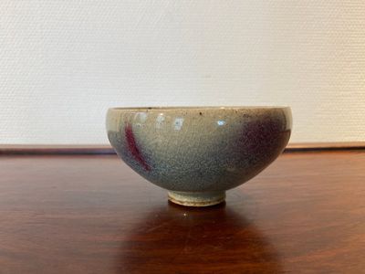 Een Chinese junyao kom met purperen spatten, Ming of later — foto 3