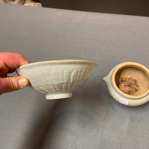 Een Chinese junyao wierookbrander en een qingbai 'lotus' kom, Song — foto 10