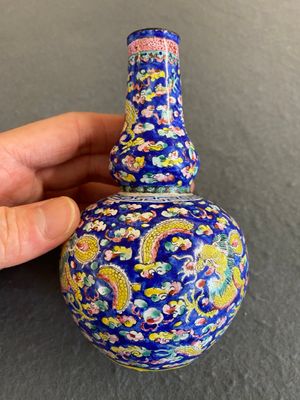 Een Chinese kalebasvaas in Canton email met draken op een blauwe fondkleur, Shangxin 赏心 merk, Qianlong — foto 2