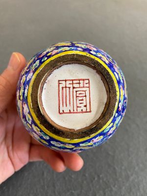 Een Chinese kalebasvaas in Canton email met draken op een blauwe fondkleur, Shangxin 赏心 merk, Qianlong — foto 5