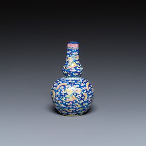 Een Chinese kalebasvaas in Canton email met draken op een blauwe fondkleur, Shangxin 赏心 merk, Qianlong — foto 1