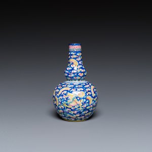 Een Chinese kalebasvaas in Canton email met draken op een blauwe fondkleur, Shangxin 赏心 merk, Qianlong — foto 3
