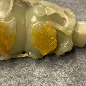 Een Chinese kalebasvormige snuiffles in celadon en roestkleurige jade, Qing — foto 12