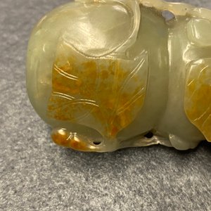 Een Chinese kalebasvormige snuiffles in celadon en roestkleurige jade, Qing — foto 13