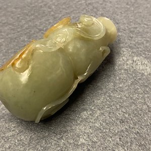 Een Chinese kalebasvormige snuiffles in celadon en roestkleurige jade, Qing — foto 15