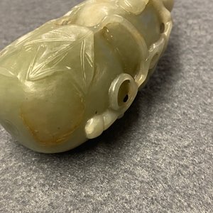 Een Chinese kalebasvormige snuiffles in celadon en roestkleurige jade, Qing — foto 17