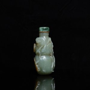 Een Chinese kalebasvormige snuiffles in celadon en roestkleurige jade, Qing — foto 2